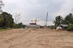 Công tác giải phóng mặt bằng ở xã Thới Sơn, thành phố Mỹ Tho, tỉnh Tiền Giang đã hoàn tất, phục vụ thi công dự án cầu Rạch Miễu 2. (Ảnh: Hữu Chí/TTXVN)