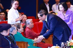 Thủ tướng Phạm Minh Chính với người có công với cách mạng tiêu biểu toàn quốc năm 2024. (Ảnh: Dương Giang/TTXVN)