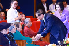 Thủ tướng Phạm Minh Chính với người có công với cách mạng tiêu biểu toàn quốc năm 2024. (Ảnh: Dương Giang/TTXVN)