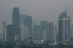 Các tòa nhà chìm trong khói mù ô nhiễm tại Jakarta, Indonesia, ngày 23/8/2023. (Ảnh: AFP/TTXVN)