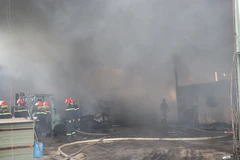 Lực lượng cứu hỏa làm nhiệm vụ tại hiện trường đám cháy xưởng gỗ công nghiệp ở Hà Tĩnh. (Ảnh: Hoàng Ngà/TTXVN)