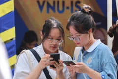Thí sinh tìm hiểu thông tin về các chương trình, ngành học tại "Ngày xét tuyển đại học, cao đẳng năm 2024." (Ảnh: Hoàng Hiếu/TTXVN)