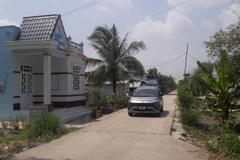 Tuyến lộ giao thông ngang phần đất gia đình ông Phan Minh To hiến. (Ảnh: TTXVN phát)