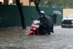 Phương tiện giao thông bị chết máy do nước ngập sâu. (Ảnh: Văn Tý/TTXVN)