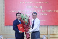 Đồng chí Lê Minh Hưng, Ủy viên Bộ Chính trị, Bí thư Trung ương Đảng, Trưởng Ban Tổ chức Trung ương trao Quyết định của Bộ Chính trị điều động, phân công đồng chí Đỗ Trọng Hưng giữ chức Phó Trưởng Ban Tổ chức Trung ương. (Ảnh: Phương Hoa/ TTXVN)