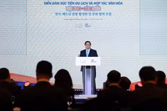 Thủ tướng Phạm Minh Chính phát biểu tại Diễn đàn xúc tiến du lịch và hợp tác văn hóa Việt Nam-Hàn Quốc. (Ảnh: Dương Giang/TTXVN)