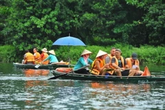 Du khách trong và ngoài nước tham quan khu du lịch Tràng An (Ninh Bình). (Ảnh: Minh Đức/TTXVN)