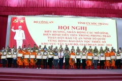 Lãnh đạo Bộ Công an và Tỉnh ủy Sóc Trăng tôn vinh các mô hình điển hình tại hội nghị. (Ảnh: Trung Hiếu/TTXVN)