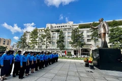 Đoàn Đại biểu công nhân lao động Thành phố Hồ Chí Minh dành một phút mặc niệm tưởng nhớ Chủ tịch Hồ Chí Minh tại Công viên tượng đài Bác Hồ (Phố đi bộ Nguyễn Huệ, Quận 1, Thành phố Hồ Chí Minh). (Ảnh: Thanh Vũ/TTXVN)