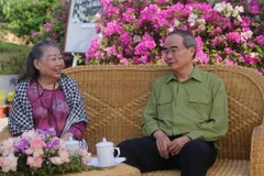 Ông Nguyễn Thiện Nhân, nguyên Ủy viên Bộ Chính trị, nguyên Phó Thủ tướng Chính phủ, nguyên Bí thư Thành ủy Thành phố Hồ Chí Minh và bà Diệp Ngọc Sương, cựu học sinh Trường miền Nam chia sẻ kỷ niệm về những năm tháng học tập tại Hải Phòng. (Ảnh: Minh Thu/TTXVN)