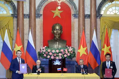 Chủ tịch nước Tô Lâm và Tổng thống Liên bang Nga Vladimir Putin chứng kiến trao các văn kiện đã ký kết giữa hai nước. (Ảnh: Nhan Sáng/TTXVN)