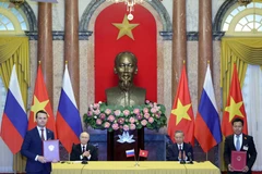 Chủ tịch nước Tô Lâm và Tổng thống Liên bang Nga Vladimir Putin chứng kiến trao các văn kiện đã ký kết giữa hai nước. (Ảnh: Nhan Sáng/TTXVN)