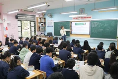 Giờ ôn tập môn Tiếng Anh của học sinh lớp 9 trường Trung học Cơ sở Thái Thịnh (quận Đống Đa, Hà Nội). (Ảnh: Thanh Tùng/TTXVN) 