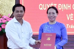 Ông Trần Văn Lâu, Chủ tịch UBND tỉnh Sóc Trăng trao Quyết định của Ban Thường vụ Tỉnh ủy cho bà Huỳnh Thị Diễm Ngọc giữ chức Bí thư Thị ủy Ngã Năm. (Ảnh: Trung Hiếu/TTXVN)