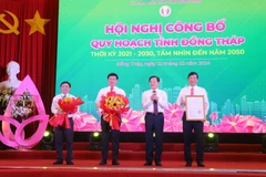 Phó Thủ tướng Chính phủ Lê Minh Khái trao Quyết định Phê duyệt Quy hoạch tỉnh Đồng Tháp thời kỳ 2021-2030, tầm nhìn 2050. (Ảnh: Nguyễn Văn Trí/TTXVN)