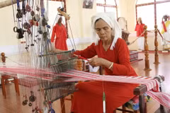 Nghệ nhân Đạt Thị Nam, thành viên Hợp tác xã dịch vụ, sản xuất, kinh doanh dệt thổ cẩm Mỹ Nghiệp tại thị trấn Phước Dân (Ninh Phước, Ninh Thuận) dệt vải thổ cẩm. (Ảnh: Nguyễn Thành/TTXVN)