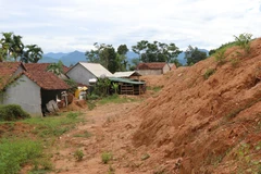 Tổ dân phố làng Dầu, thị trấn Di Lăng, huyện Sơn Hà (Quảng Ngãi) có 7 hộ với 21 nhân khẩu thường xuyên bị sạt lở núi đe dọa. (Ảnh: Phạm Cường/TTXVN)