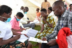 Các nhân viên y tế tiếp đón người dân đến khám sàng lọc bệnh lao ở Ntungamo, Uganda. (Nguồn: WHO)
