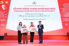 Hội Chữ thập đỏ Thành phố Hà Nội, Hội Chữ thập Đỏ quận Cầu Giấy trao kinh phí hỗ trợ xây 02 nhà Chữ thập Đỏ tại buổi lễ phát động Tháng Nhân đạo năm 2023. (Ảnh: Thanh Tùng/TTXVN)