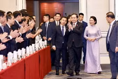 Chủ tịch Quốc hội Trần Thanh Mẫn và Phu nhân gặp gỡ cộng đồng người Việt Nam tại Singapore. (Ảnh: Doãn Tấn/TTXVN)