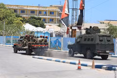 Binh sỹ Somalia tuần tra gần hiện trường vụ tấn công nhằm vào khách sạn ở Mogadishu, Somalia, ngày 15/3/2024. (Ảnh: AFP/TTXVN)