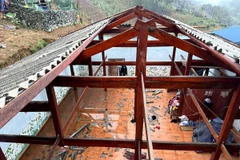 Mưa to, gió lốc làm hư hỏng nhiều ngôi nhà của người dân ở xã Khâu Vai, huyện Mèo Vạc (Hà Giang). (Ảnh: TTXVN phát)