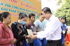 Tặng quà cho công nhân, người lao động có hoàn cảnh khó khăn. (Ảnh: Thanh Vũ/TTXVN)