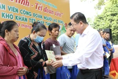 Tặng quà cho công nhân, người lao động có hoàn cảnh khó khăn. (Ảnh: Thanh Vũ/TTXVN)