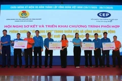 Đại diện các Công đoàn cơ sở và các chi nhánh Tổ chức Tài chính vi mô CEP cam kết tại hội thảo. (Ảnh: Thanh Vũ/ TTXVN)