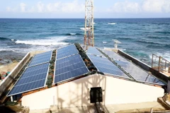 Nguồn năng lượng sạch hiện nay cơ bản đáp ứng nhu cầu hằng ngày của quân, dân sinh sống trên quần đảo Trường Sa. (Ảnh: Hồng Đạt/TTXVN)