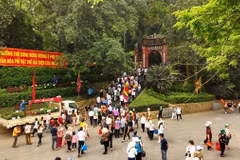 Đông đảo du khách về với lễ hội Đền Hùng năm 2024. (Ảnh: TTXVN)