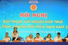 Bà Phạm Thị Minh Hiền, Phó Vụ trưởng Vụ Chính sách, Tổng cục Thuế, giải đáp vướng mắc của người nộp thuế. (Ảnh: Hứa Chung/TTXVN)