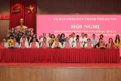 Lãnh đạo thành phố Hà Nội đã chứng kiến lễ ký biên bản bàn giao giữa Sở Y tế Hà Nội và 30 quận, huyện, thị xã. (Ảnh: Nguyễn Cúc/TTXVN)