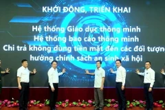 Phó Chủ tịch Ủy ban Nhân dân tỉnh Yên Bái Ngô Hạnh Phúc cùng các đại biểu khởi động, triển khai các tiện ích giáo dục thông minh, không dùng tiền mặt cho các đối tượng chính sách trên địa bàn tỉnh. (Ảnh: TTXVN phát)