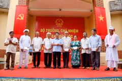 Bộ trưởng, Chủ nhiệm Ủy ban Dân tộc Hầu A Lềnh tặng quà chúc mừng tết Katê 2024 cho những người có uy tín là đồng bào Chăm theo đạo Bà la môn huyện Bắc Bình, tỉnh Bình Thuận. (Ảnh: Nguyễn Thanh/TTXVN)