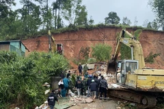 Lực lượng chức năng triển khai công tác cứu hộ tại hiện trường. (Ảnh: TTXVN phát)