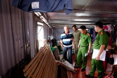 Cán bộ Công an phường Trung Hoà, quận Cầu Giấy kiểm tra, hướng dẫn công tác phòng cháy, chữa cháy tại cơ sở kinh doanh nhà trọ ở đường Nguyễn Ngọc Vũ. (Ảnh: Phạm Kiên/TTXVN)