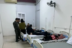 Các học sinh bị ngộ độc được điều trị tại bệnh viện. (Ảnh: TTXVN phát) 