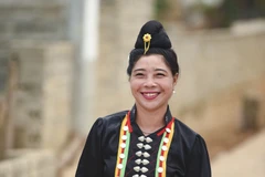 Chiếc áo truyền thống của phụ nữ dân tộc Cống được may bằng vải dệt thủ công, nhuộm chàm. (Ảnh: Xuân Tư/ TTXVN)