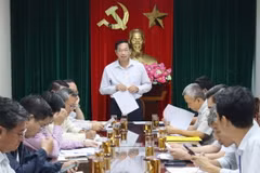 Ông Võ Văn Phi, Phó Chủ tịch Ủy ban Nhân dân tỉnh Đồng Nai phát biểu tại cuộc họp. (Ảnh: Công Phong/TTXVN)