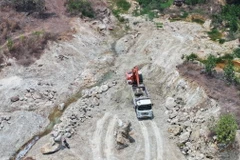 Hoạt động khai thác đá. (Ảnh: Thanh Tân/TTXVN)