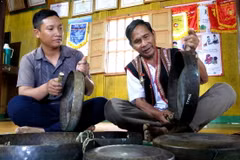 Già Đinh Y Khoa truyền dạy cồng chiêng cho thế hệ trẻ trong thôn nhằm bảo tồn, giữ gìn bản sắc văn hóa truyền thống của dân tộc. (Ảnh: Lê Phước Ngọc/TTXVN)