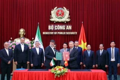 Đại tướng Tô Lâm và Chuẩn tướng Ahmad Reza Radan ký kết Bản ghi nhớ hợp tác giữa Bộ Công an Việt Nam và Bộ Tư lệnh Thực thi pháp luật Iran. (Ảnh: Phạm Kiên/TTXVN)