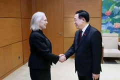 Chủ tịch Quốc hội Vương Đình Huệ với Chủ tịch Tiểu ban về các mối đe dọa mới nổi của Ủy ban Quân vụ thuộc Thượng viện Hoa Kỳ Kirsten Gillibrand. (Ảnh: Nhan Sáng/TTXVN)