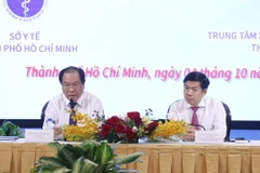 Đại diện lãnh đạo Sở Y tế Thành phố Hồ Chí Minh giải đáp thắc mắc của doanh nghiệp. (Ảnh: Đinh Hằng/TTXVN) 