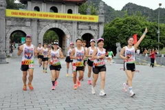 Các vận động viên tham gia Giải chạy “Hoa Lư Marathon 2024 - Miền đất di sản thiên niên kỷ”. (Ảnh: Thùy Dung/ TTXVN)