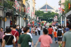 Người dân và du khách đến với không gian đi bộ hồ Hoàn Kiếm. (Ảnh: Thanh Tùng/TTXVN)