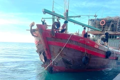 Tàu cá QB 91886 TS bị hư hỏng nặng ở phần mũi tàu sau va chạm. (Ảnh: TTXVN phát)