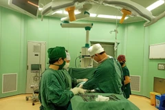 Êkíp bác sỹ mổ cấp cứu cho bệnh nhân Đ.T.C.T, 38 tuổi, trú tại thành phố Vũng Tàu bị vỡ tử cung trong quá trình chuyển dạ. (Ảnh: TTXVN phát)