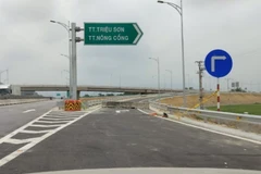 Lối vào nút giao Đồng Thắng (huyện Triệu Sơn) bị chắn lại bởi những khối bêtông to. (Ảnh: Hoa Mai/TTXVN)